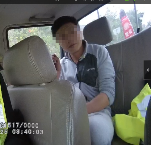 东莞两男网友见面 一言不合下车醉卧高速公路