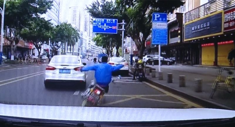 路怒司机一路猛怼电单车 碰上这样的只能靠命大！