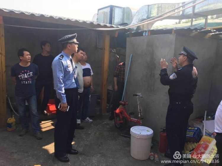大鹏派出所在榕树坑片区悉心指导隐患整改