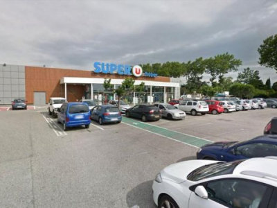 法国一家超市内发生人质劫持事件 嫌犯被击毙