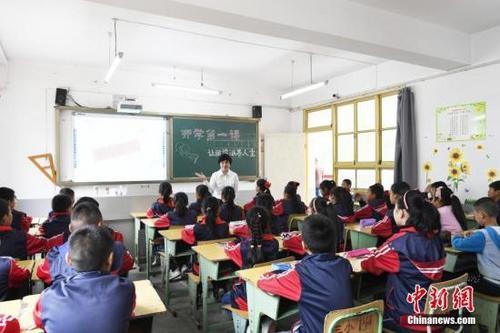报告显示中国中小学生学习时间超标 课外补习领跑全球