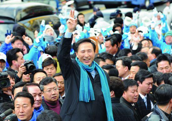 77岁韩国前总统李明博今天将被起诉 面临14项罪名指控