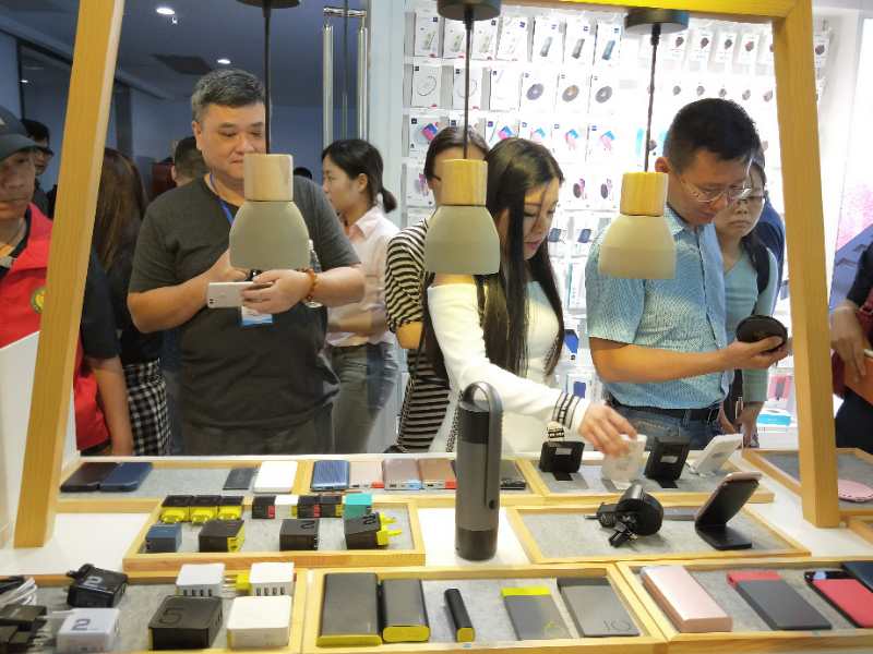 手机壳是如何生产的？深圳消委会带你走进工厂看