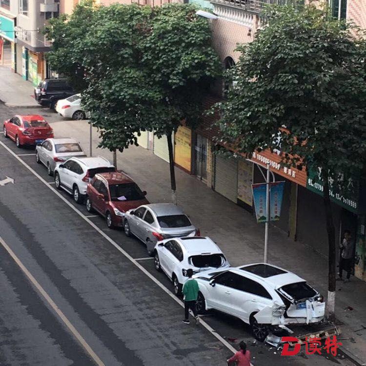 小货车猛撞路边5小车 疑因疲劳驾驶惹祸 