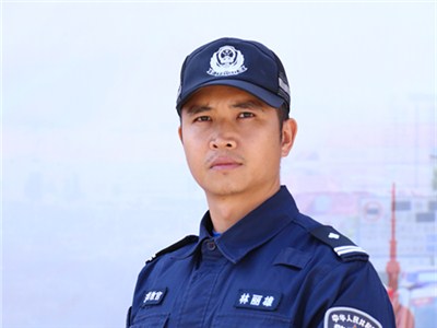 林丽雄：积水中推出货车赢得司机敬礼