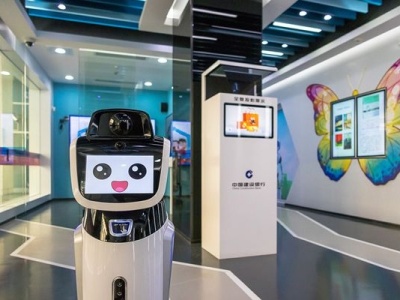 全国首家无人银行上海开业 刷脸取款全程机器人服务