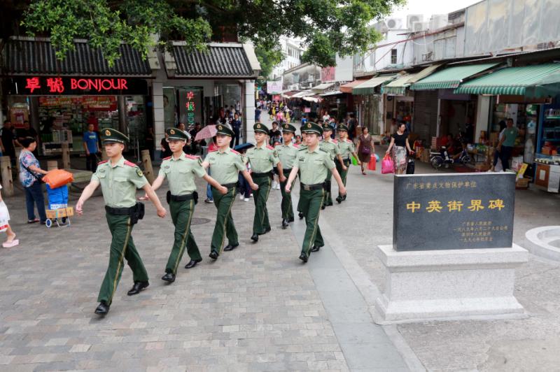 他们在深圳这条百年老街上默默坚守，请叫他们模范中队