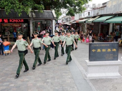 他们在深圳这条百年老街上默默坚守，请叫他们模范中队