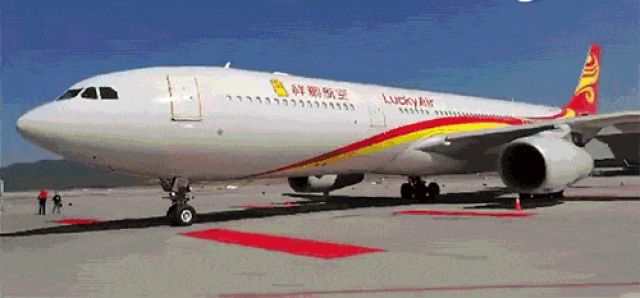 飞机上觉得热，男乘客打开舱门透气！结果……