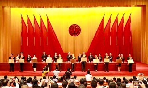 广东省举行庆“五一”暨劳模表彰大会 