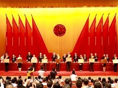 广东省举行庆“五一”暨劳模表彰大会 