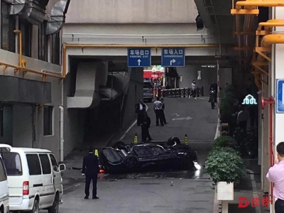 广州一轿车从酒店4楼停车场飞堕地面，司机不幸身亡