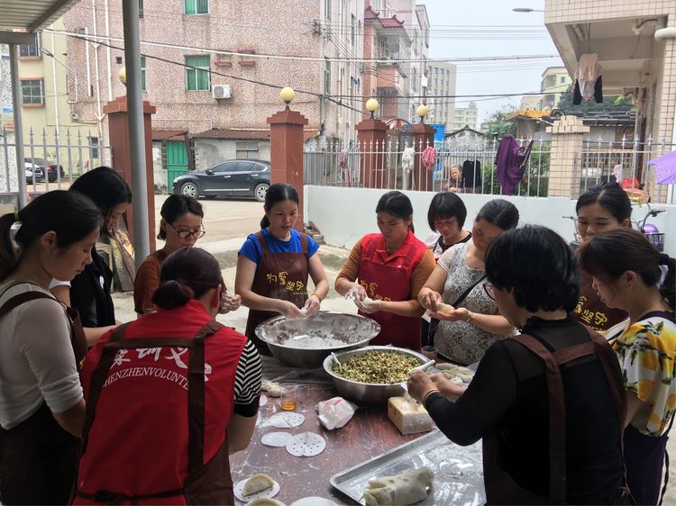 送上爱心茶果！龙新社区开展关爱老人慰问活动