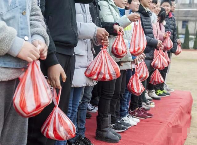 中学给年级前20每人奖5斤猪肉 回家和父母一起做顿饭