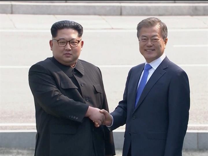 历史性时刻！金正恩与文在寅握手