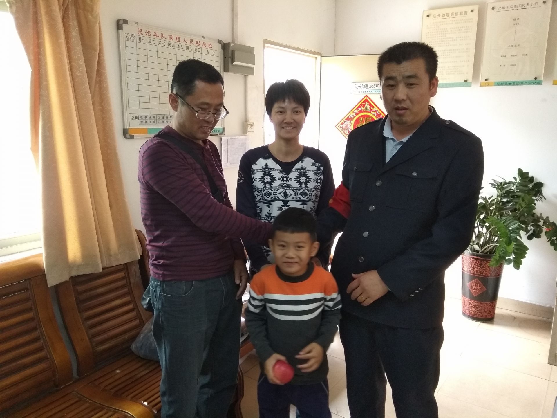 公交总站变成“托儿所”！热心司机帮走失儿童找到父母