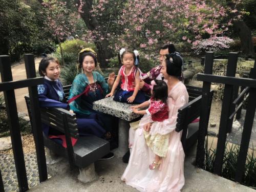 穿越到古代？美国华人流行拍汉服或民国风全家福