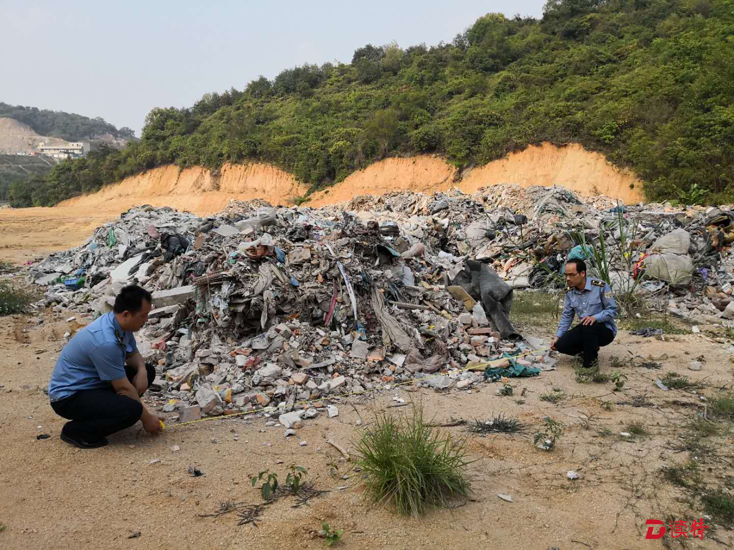 石岩执法队严查“泥头车”不手软