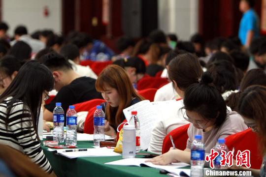 公务员考试热度不减 “95后”渐成“公考”中坚力量