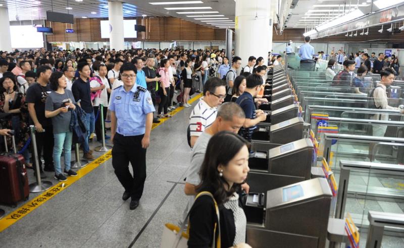 深圳口岸小长假连日“爆棚” 通关客流逾130万人次！
