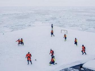 北极踢球啥体验？雪地里全副武装 小心北极熊