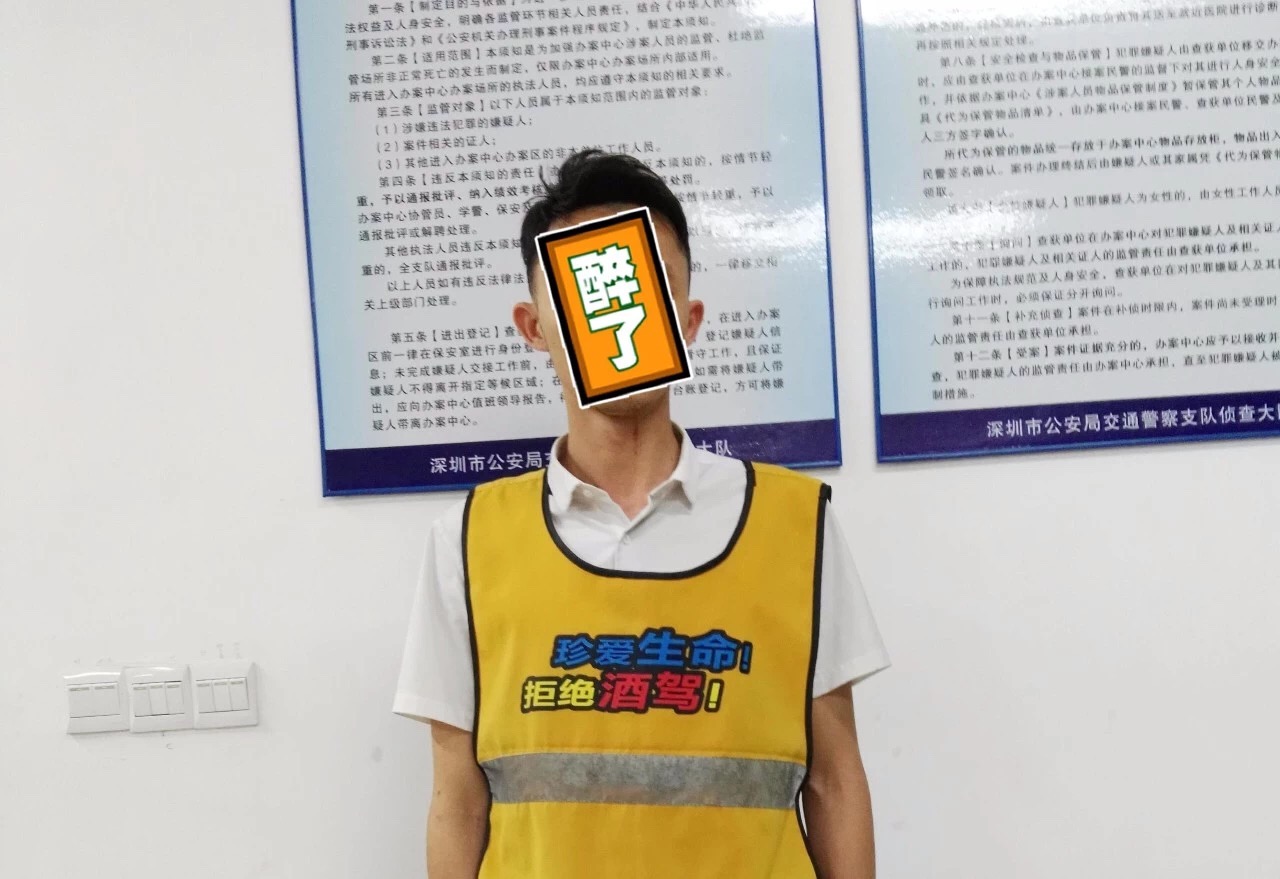 也是醉了！专车司机撞了人 竟报警开始“戏精”表演