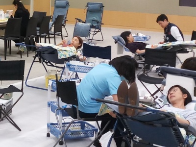 香港血库告急！政府总部120名公务员带头捐血