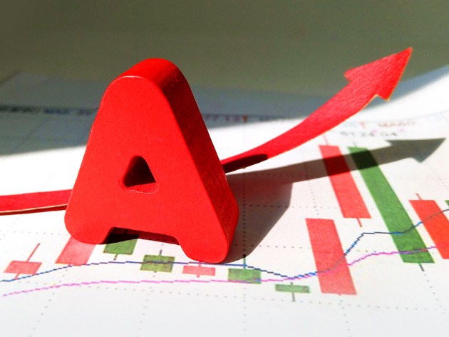 A股年报盘点：谁家最能赚钱？谁家业绩“跳楼”？