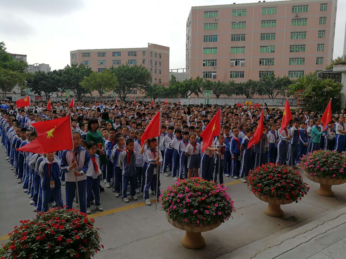 光明新区精华学校逾2000师生接受交通安全培训