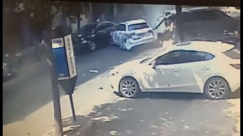 奥迪小车“发疯”失控连撞多车 造成两死两伤
