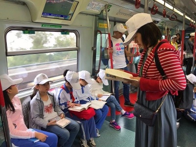 迎接世界读书日 深圳小学生在香港地铁阅读赠书