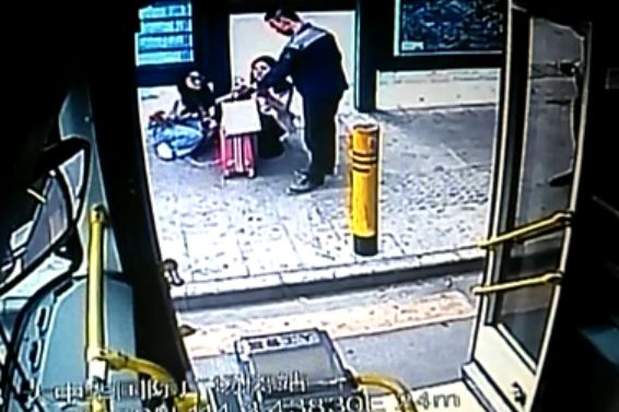 网约大巴下客时突然启动 女子连人带箱被甩下车