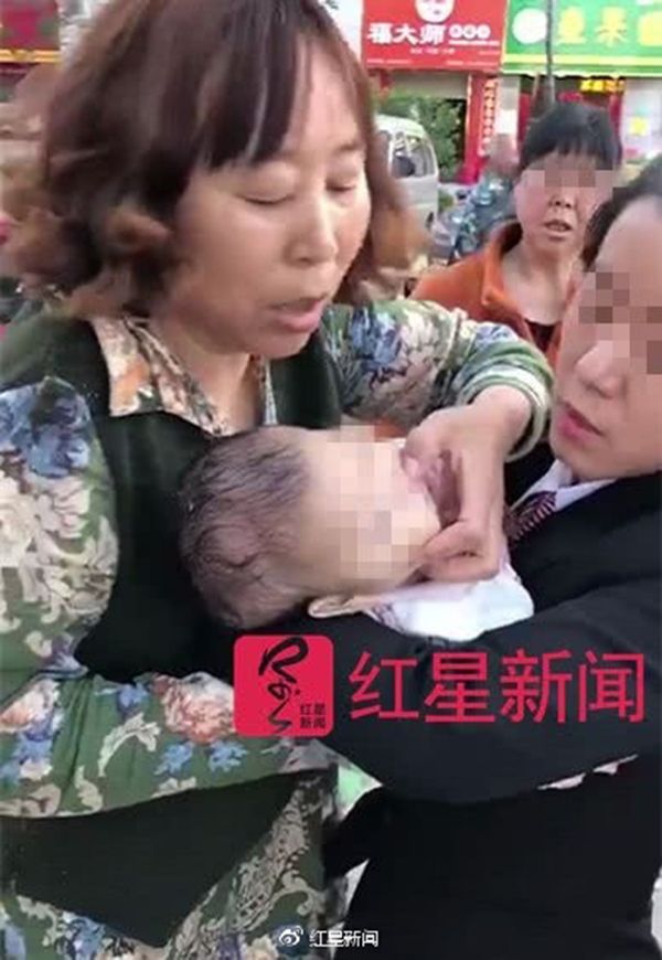 被苹果砸中女婴已脱离生命危险，肇事者仍未当面道歉