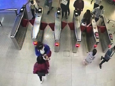 深圳地铁惊险一幕！列车开动，绑在一起的俩娃被门隔开了