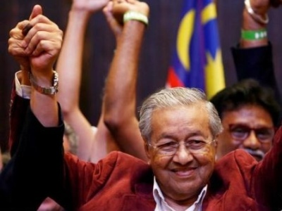 92岁马哈蒂尔宣誓就职马来西亚总理 成最年长国家领导人