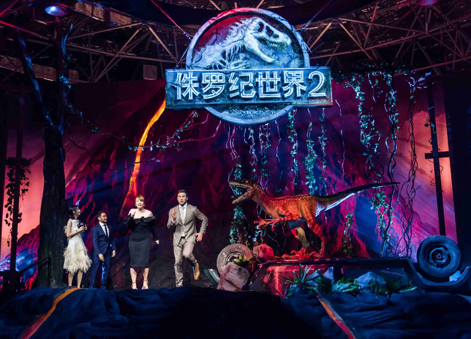 《侏罗纪世界2》中国首映 上百只恐龙齐齐“狂奔”！