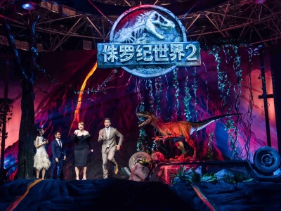 《侏罗纪世界2》中国首映 上百只恐龙齐齐“狂奔”！