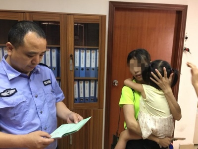 5岁女童溜出门迷路街头 警察蜀黍帮娃找家