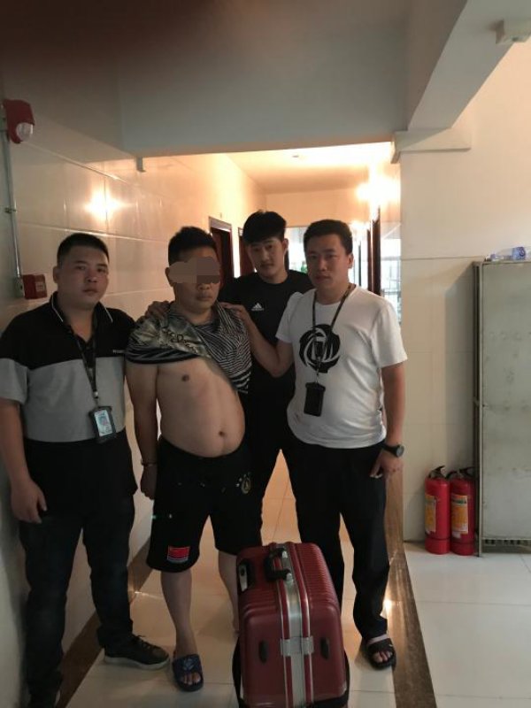 男子假冒警察骗钱又骗色，遇上真警察后被刑拘