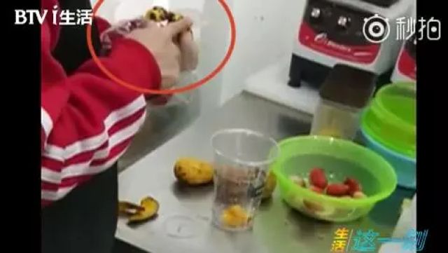 记者卧底实拍：你爱喝的这种饮料，可能脏过刷锅水