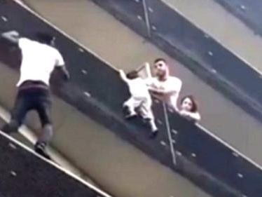 爬4层阳台救儿童 来自马里的“蜘蛛侠”获法公民权