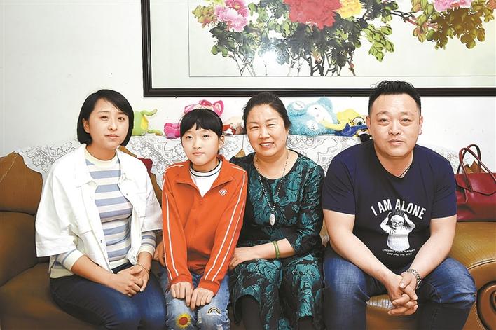 她生于5月12日，取名“一摇”