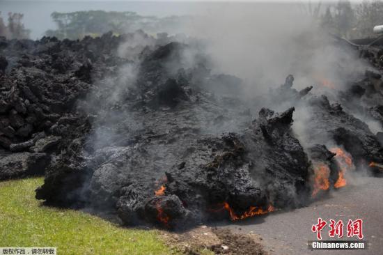夏威夷火山熔岩入海 大量有毒烟雾升腾
