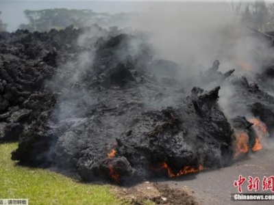 夏威夷火山熔岩入海 大量有毒烟雾升腾