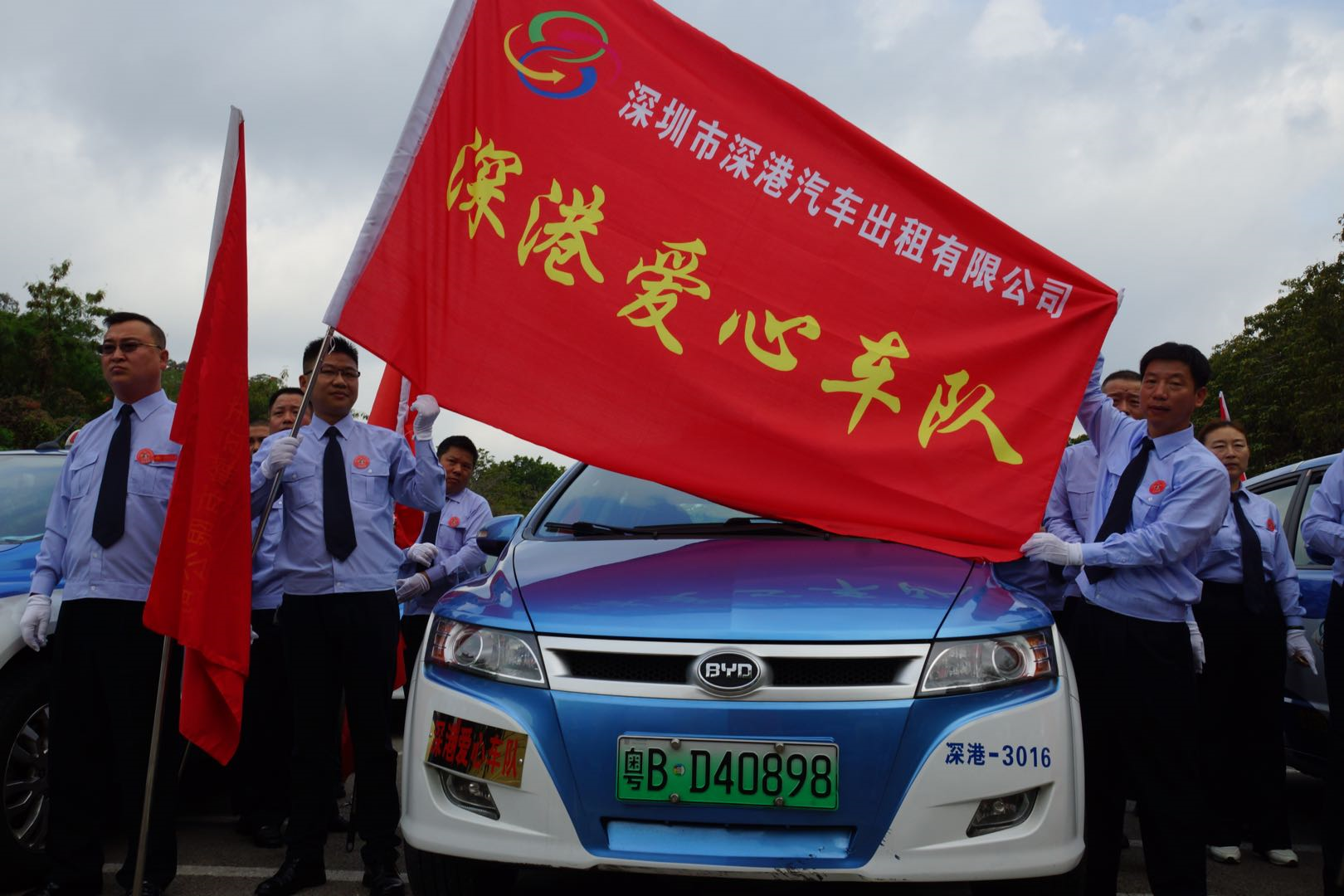 @深圳高考生，100多台出租车免费送考啦！预约打这个电话
