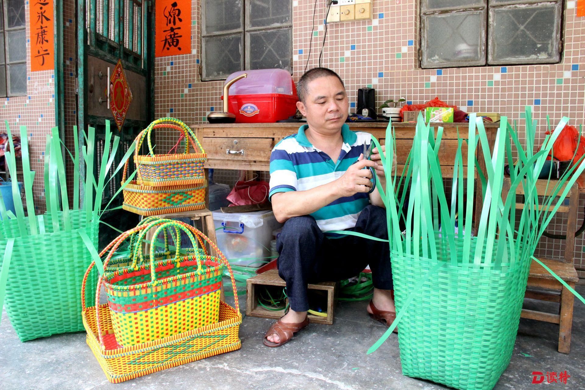 他从小无法站立，却用双手编织出美好人生