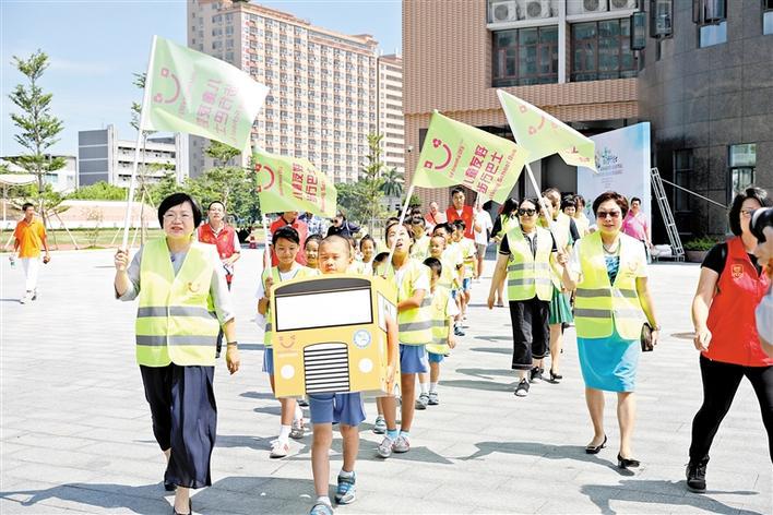 啥？还有“步行巴士”？干啥的？接送学生上学放学的.....  