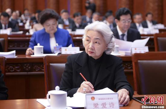 梁爱诗获颁深圳“特区国际仲裁35周年功勋人物”纪念牌