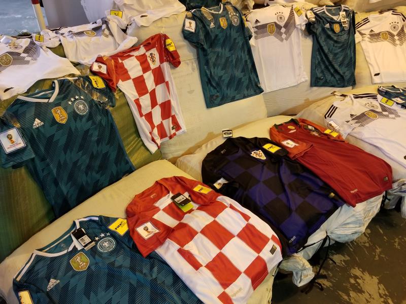 买到冒牌运动装？香港海关检获7万余件冒牌运动服