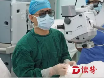 太潇洒！医生看着3D“大片”竟做起了眼科手术